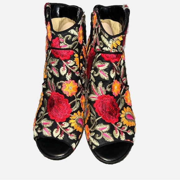 NWOT CROWN VINTAGE Floral Embroidered Ankle Boots - Picture 2 of 10